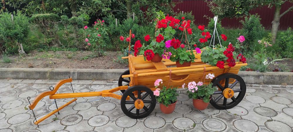 Car din lemn demontabil făcut manual