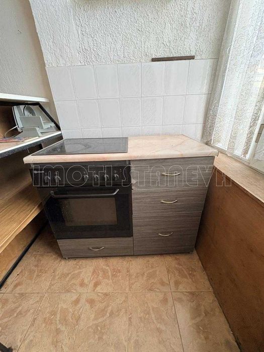 Тристаен тухлен апартамент в жк. Христо Ботев