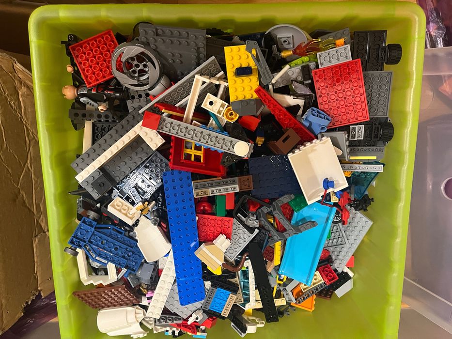 Цяла кутия с Lego части