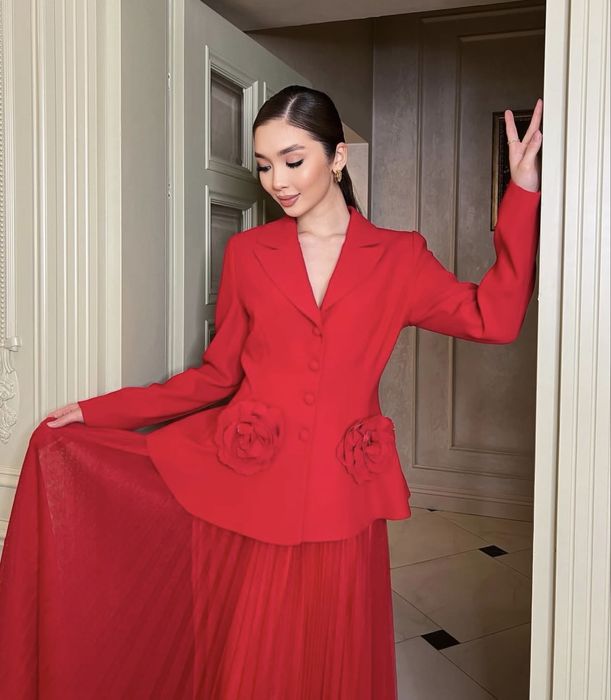 Красный пиджак с юбкой