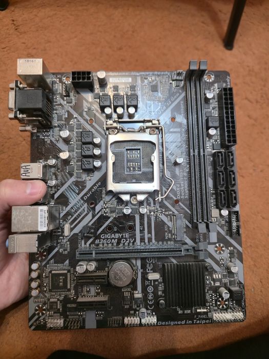 Gigabyte B360M D2V + Intel i3-8100