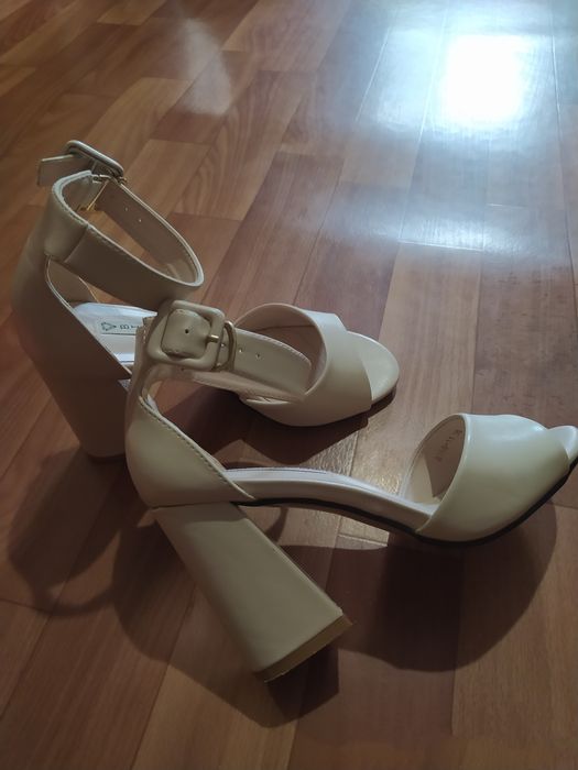 Босоножки   белые