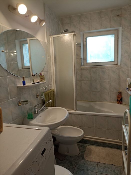 Vând apartament cu 3 camere zona scoala nr 2/BCR