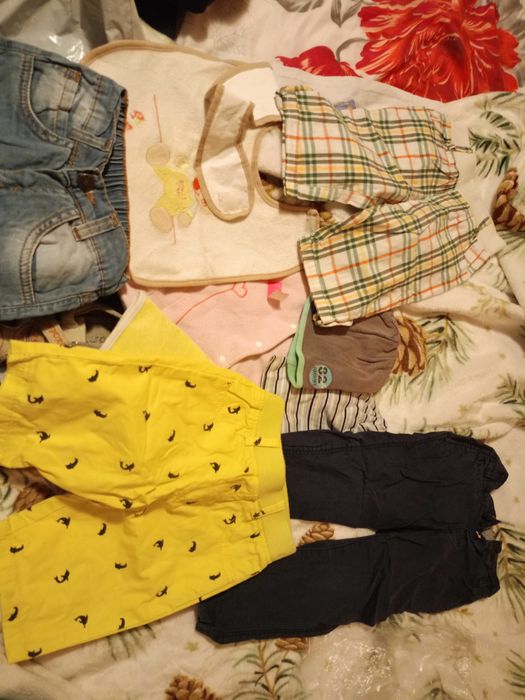 Подарявам детски обувки, лигавник, елече, шапчици и панталончета