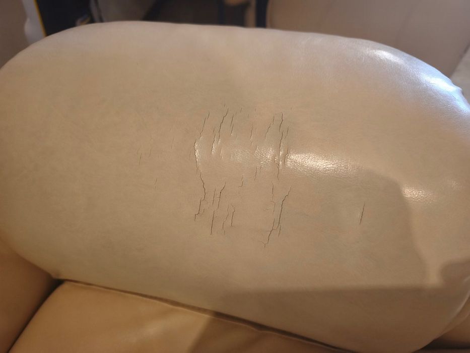 Кожен диван. Естествена кожа, разтегателен, запазен, бежов цвят.