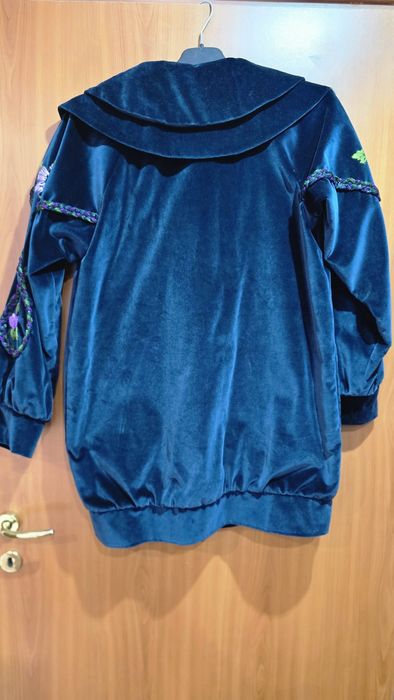 Vand jacheta de catifea lucrată manual.