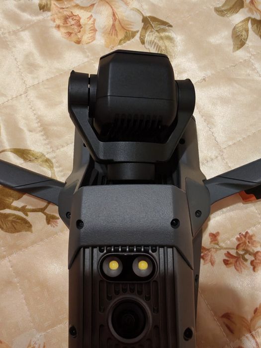 Дрон Mavic 3.В добро състояние  с дистанционно три батерии, зарядно и чачнта
