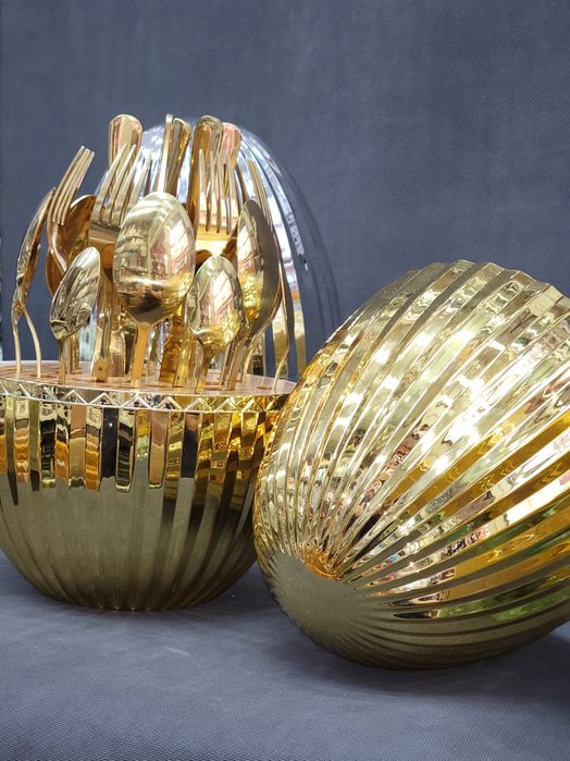 Набор столовых приборов в яйце