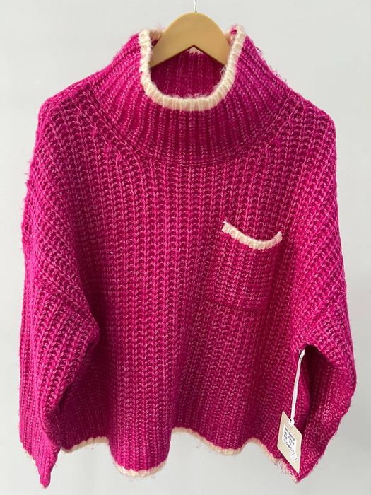 Стильный свитер в ярком цвете