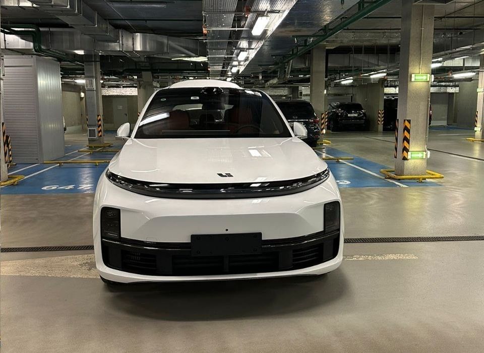 Lixiang Li 7 Ultra Restayling Белый и Кофе Салон, Мокрый асфальт