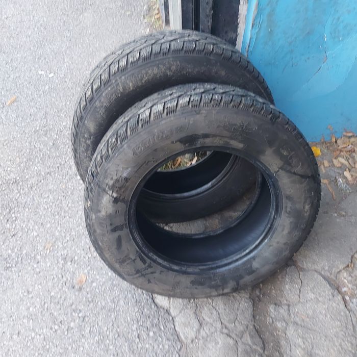 Продавам зимни гуми 2 броя без  кривини   и лепенки