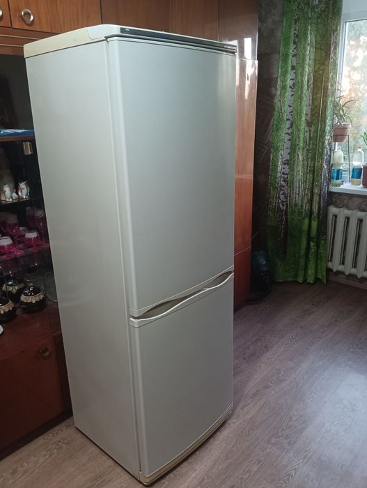 Холодильник Атлант рабочий