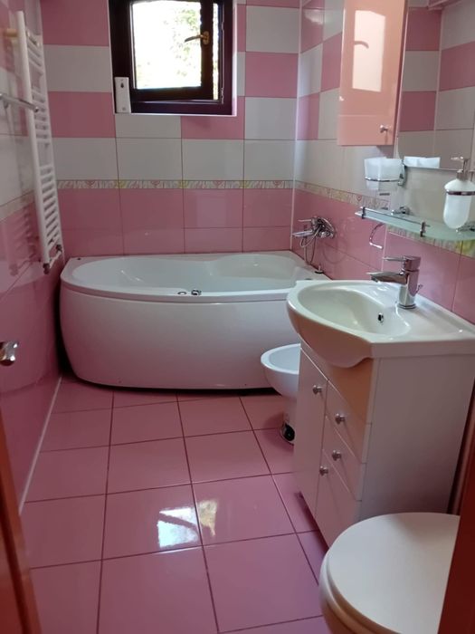 Închiriez apartament 3 camere decomandate  cu loc de parcare .