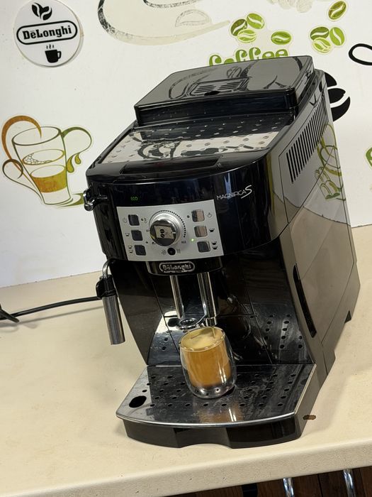 Кафемашина кафе автомат delonghi magnifica S с гаранция