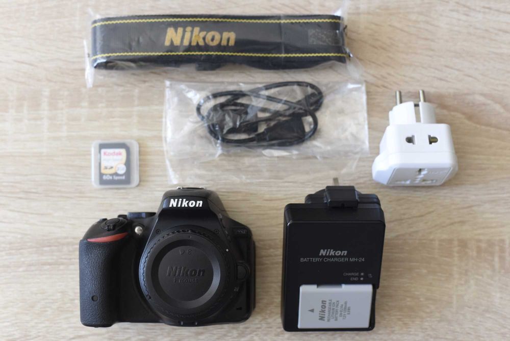 Nikon D5500 Body | 24.2 MP | 29.087 cadre | Baterie + Încărcător + Card