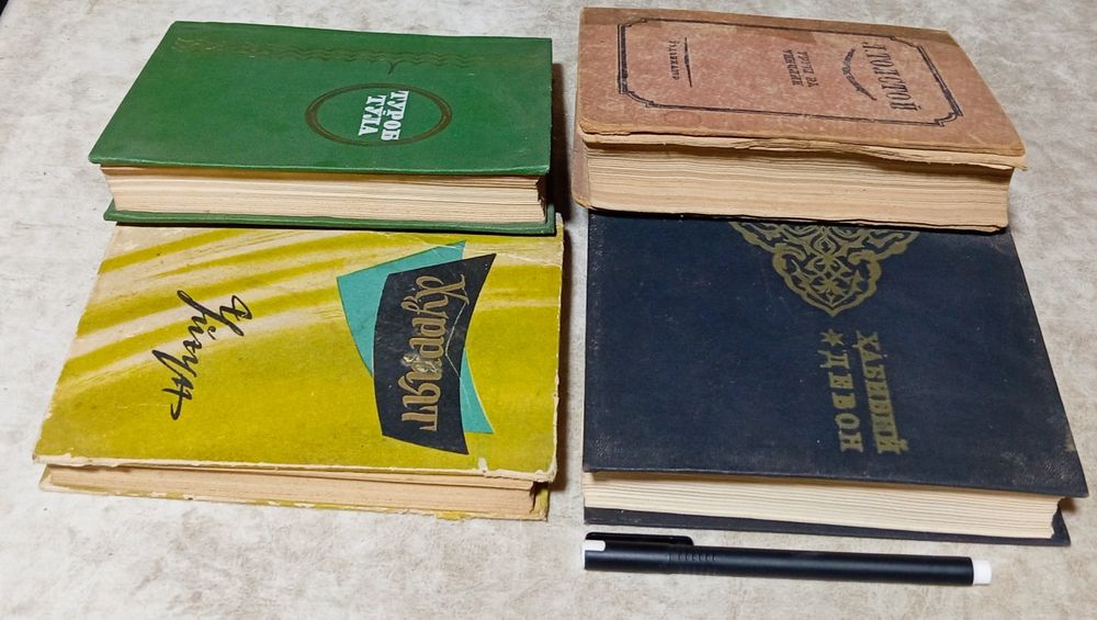 Китоблар сотилади. Kitob