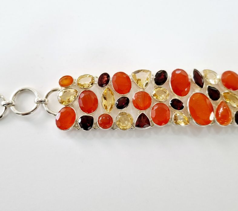 Продавам чисто нова сребърна гривна с естествени камъни