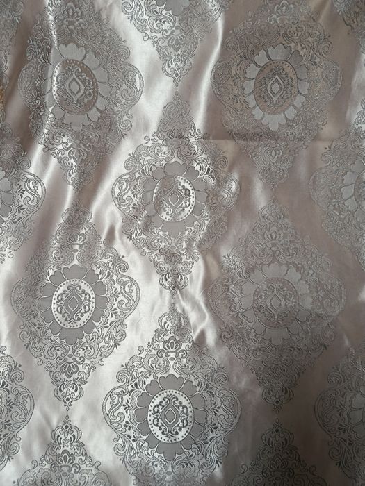 Продам шторы 2 шт по 2 м