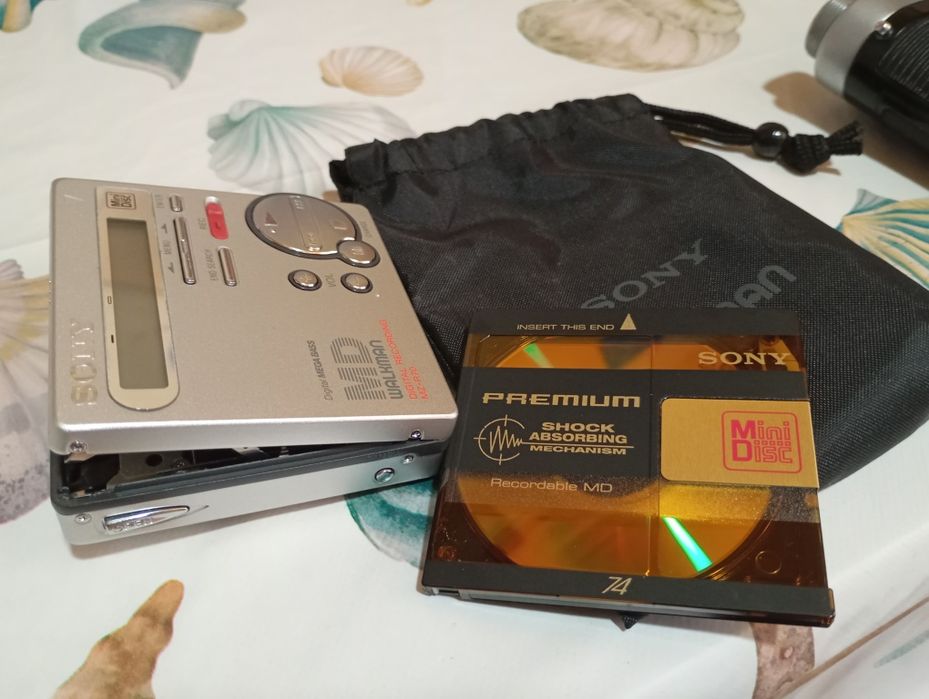 Sony MZ-R70 mini disc walkman
