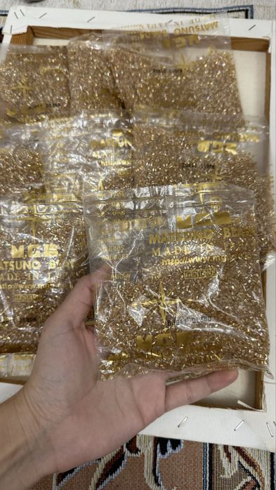 Японский бисер в золотистом цвете