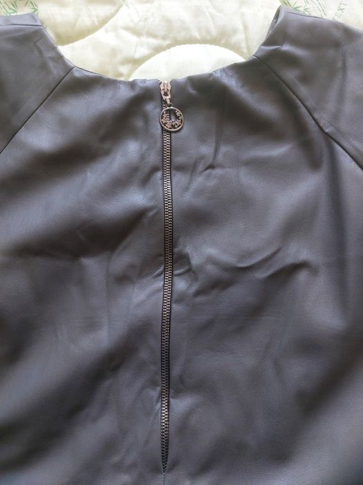 Женское платье из экокожи.