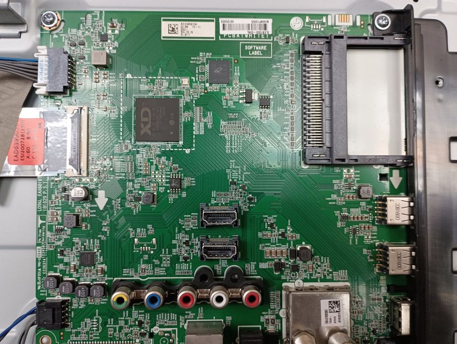 Продавам на части телевизор със счупен дисплей LG 32LM6300PLА