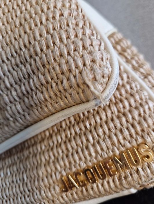 Jacquemus, stil rafie împletită cu detalii din piele/ecoleather albă și logo metalic auriu