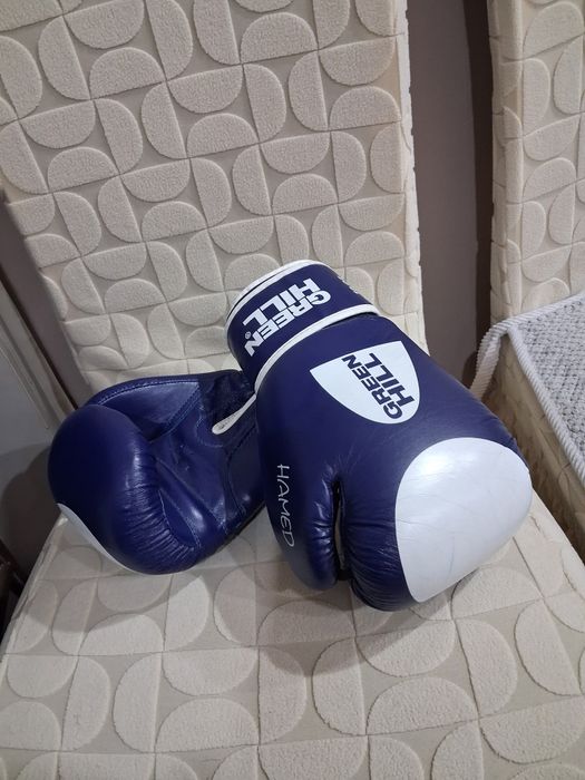 Продам боксерски перчатки 10 размер для юноши