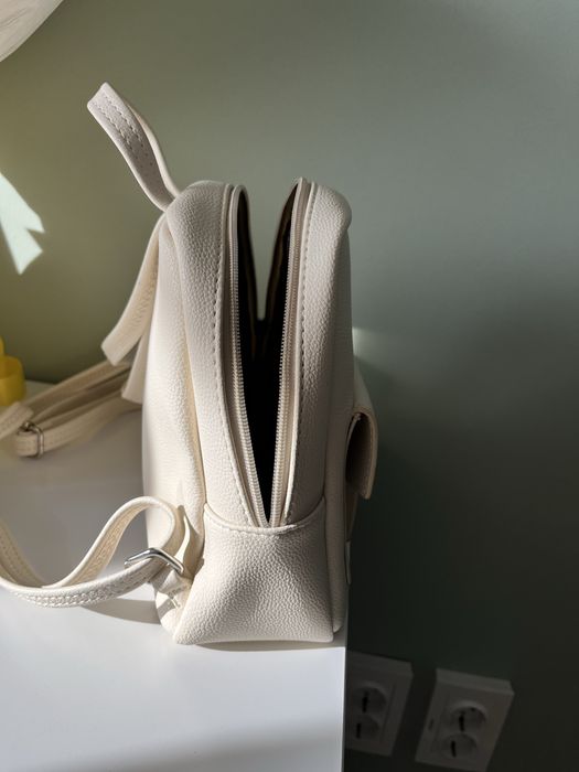 Дамска раница в бежов цвят