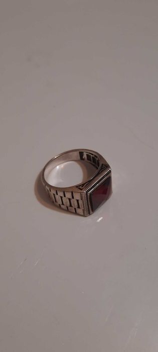 Перстень с красным камнем