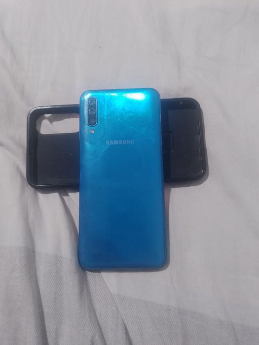 Продается телефон самсунг А50 4гб на 64гб