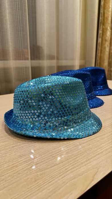 Шляпы с пайетками для праздника.