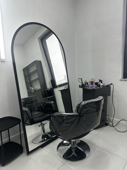 Зеркало и кресло