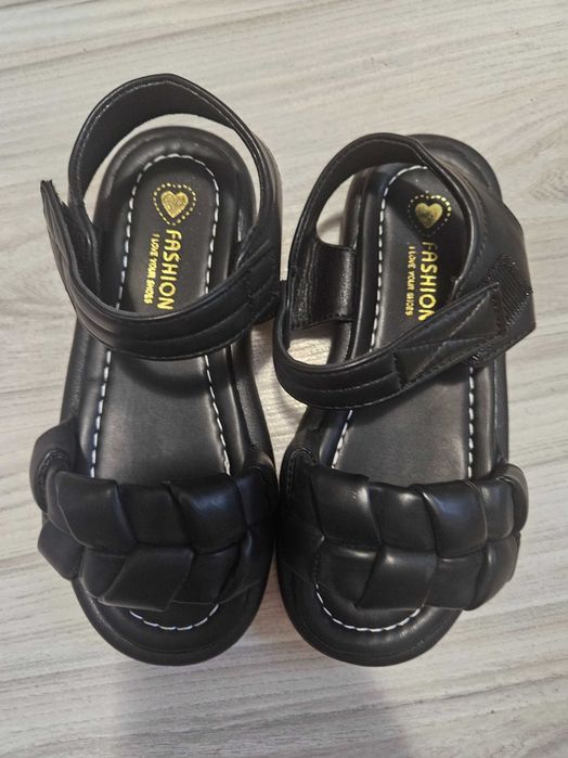 Сандали за момиче