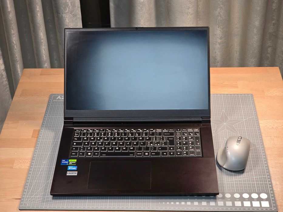Laptop i7-13700H / RTX 3050 / 32GB RAM / 1TB NVMe Clevo PC Specialist NP70RNJS – 17 inch –