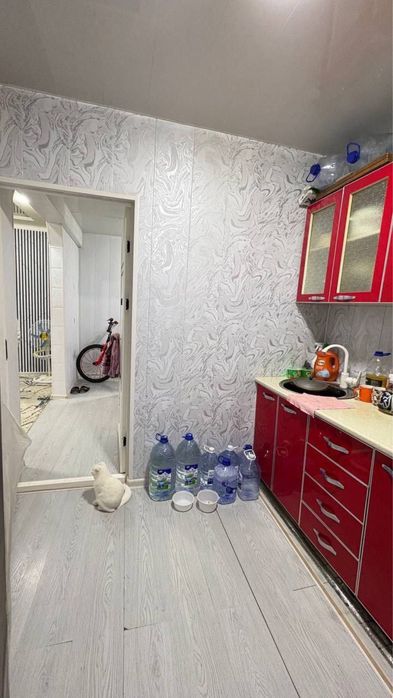 Шахар марказида 2 хонали уй тезда сотилади.