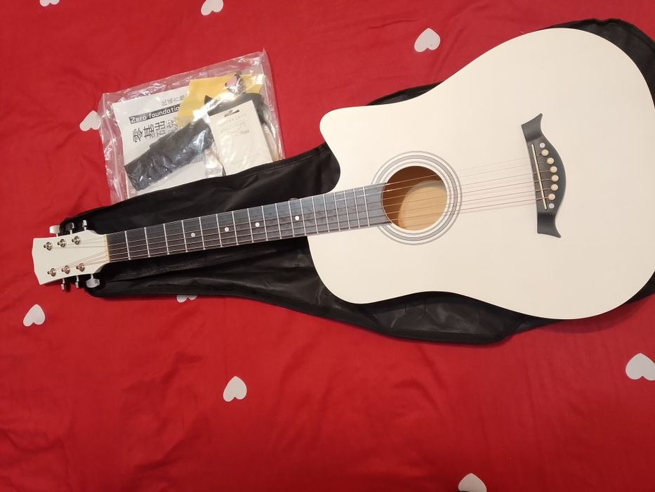 Oq akustik gitara. Holati yangi