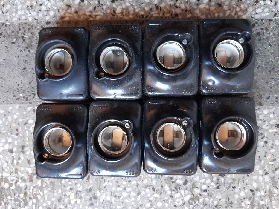 Панцер. Основи за предпазители (бушони) 25А и 63А - черни и бели.