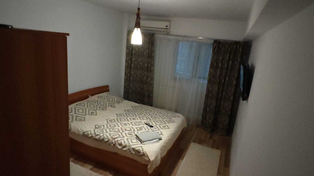 Inchiriez apartament 2 camere decomandat central, mobilat modern cu centrala proprie si lift zona ,universitate.