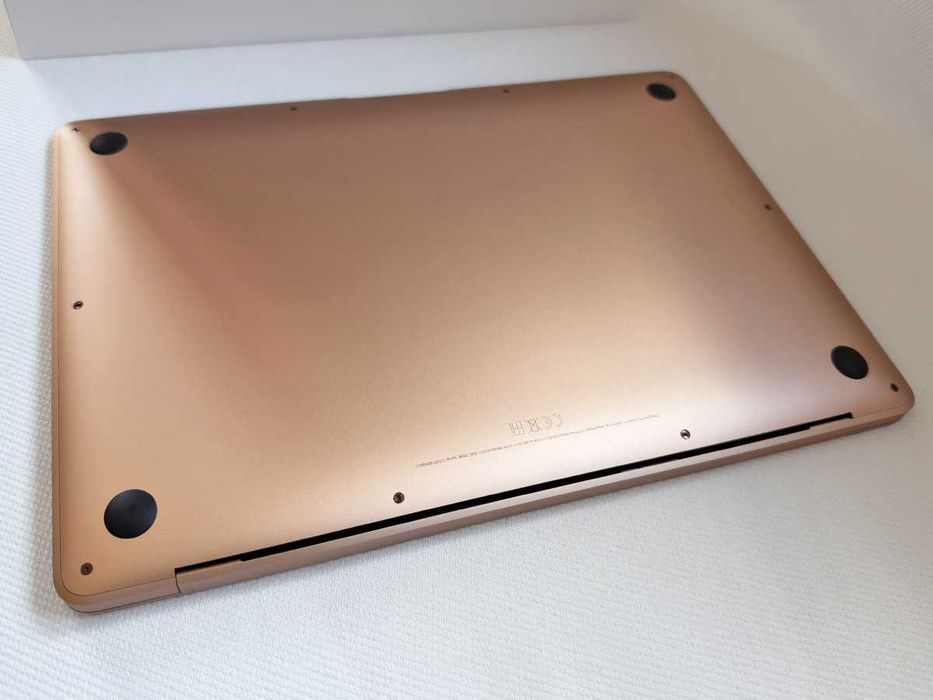 Vand MacBook Air 13" Gold (M1, 256 GB SSD, 8 GB RAM) in stare impecabila