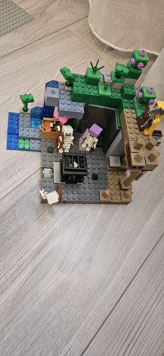 Lego Minecraft ferma de iepuri si temnita scheletelor