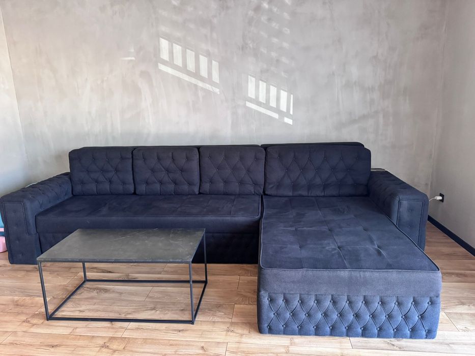 Canapea extensibila cu cadru din lemn masiv