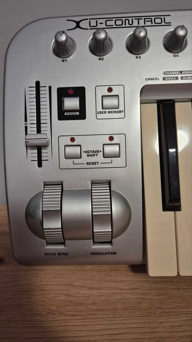 Behringer UMX25 Midi клавиатура