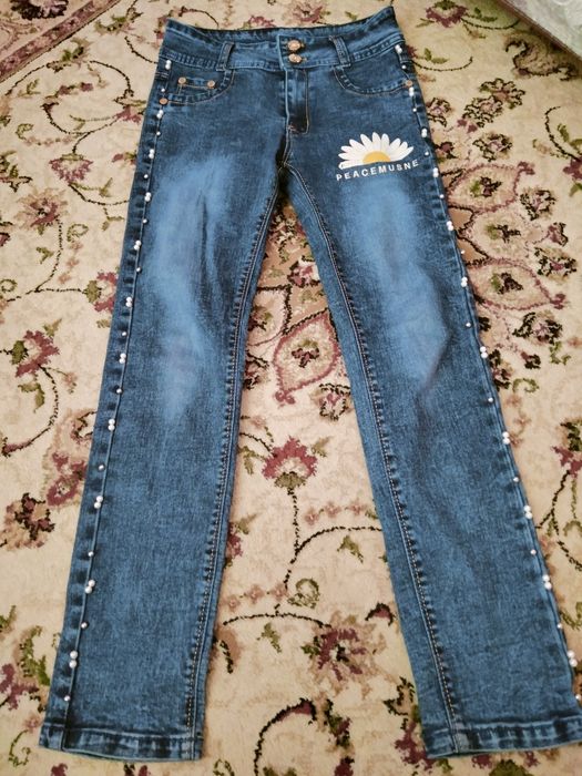 Қыздарға джинсы сатылады