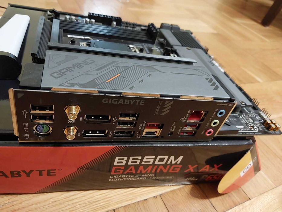 AMD Ryzen 7 9800X3D + Gigabyte B650M Gaming X AX Wi-Fi rev.1.3