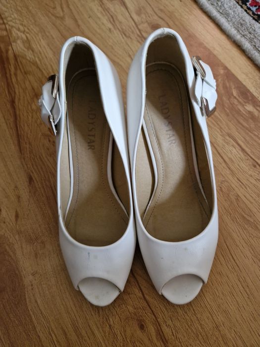 Vând pantofi damă albi