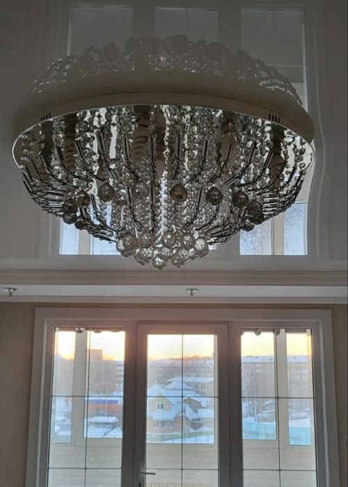 Люстра диаметр 80  и споты