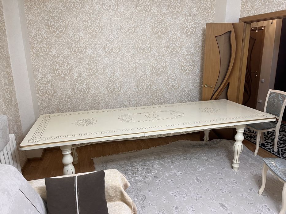 Стол без стульев