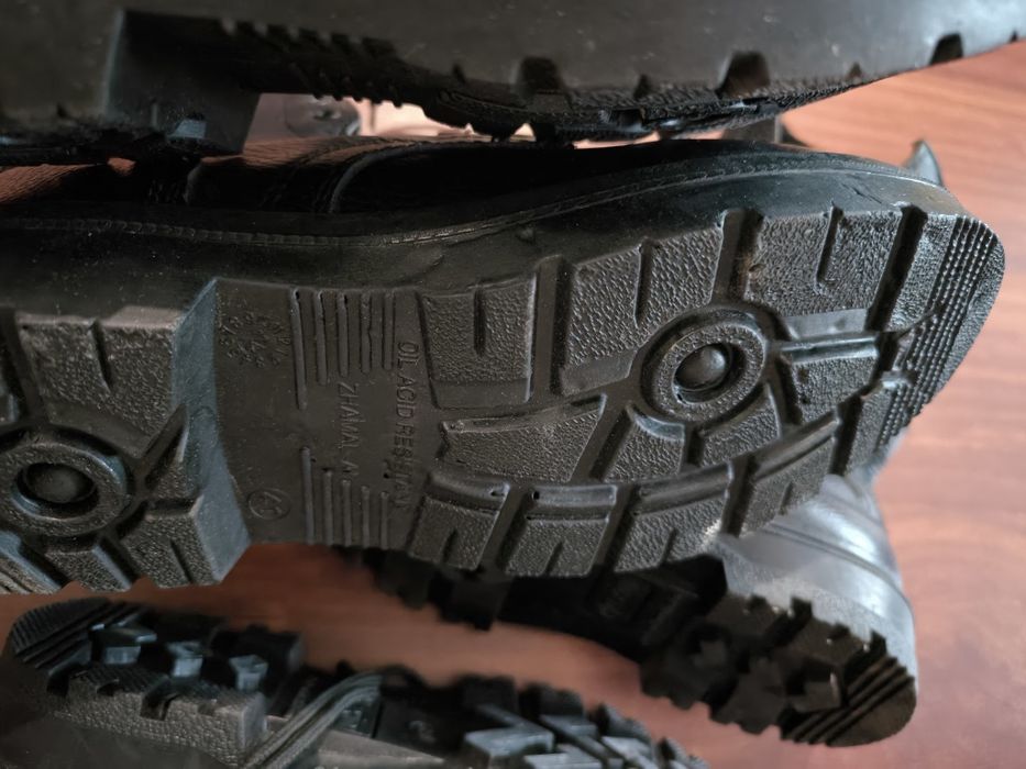 Зимние берцы размер 39 и 41.