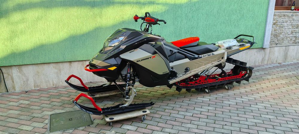 Snowmobil Ski Doo Summit X 850  Turbo  121 mile !!!